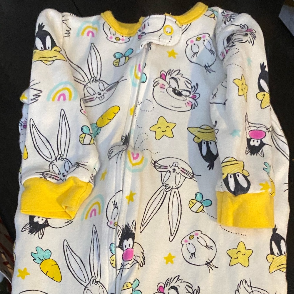 Looney Tunes Infant Girls Zip-Up Footed Pajamas, size 6-9 months.